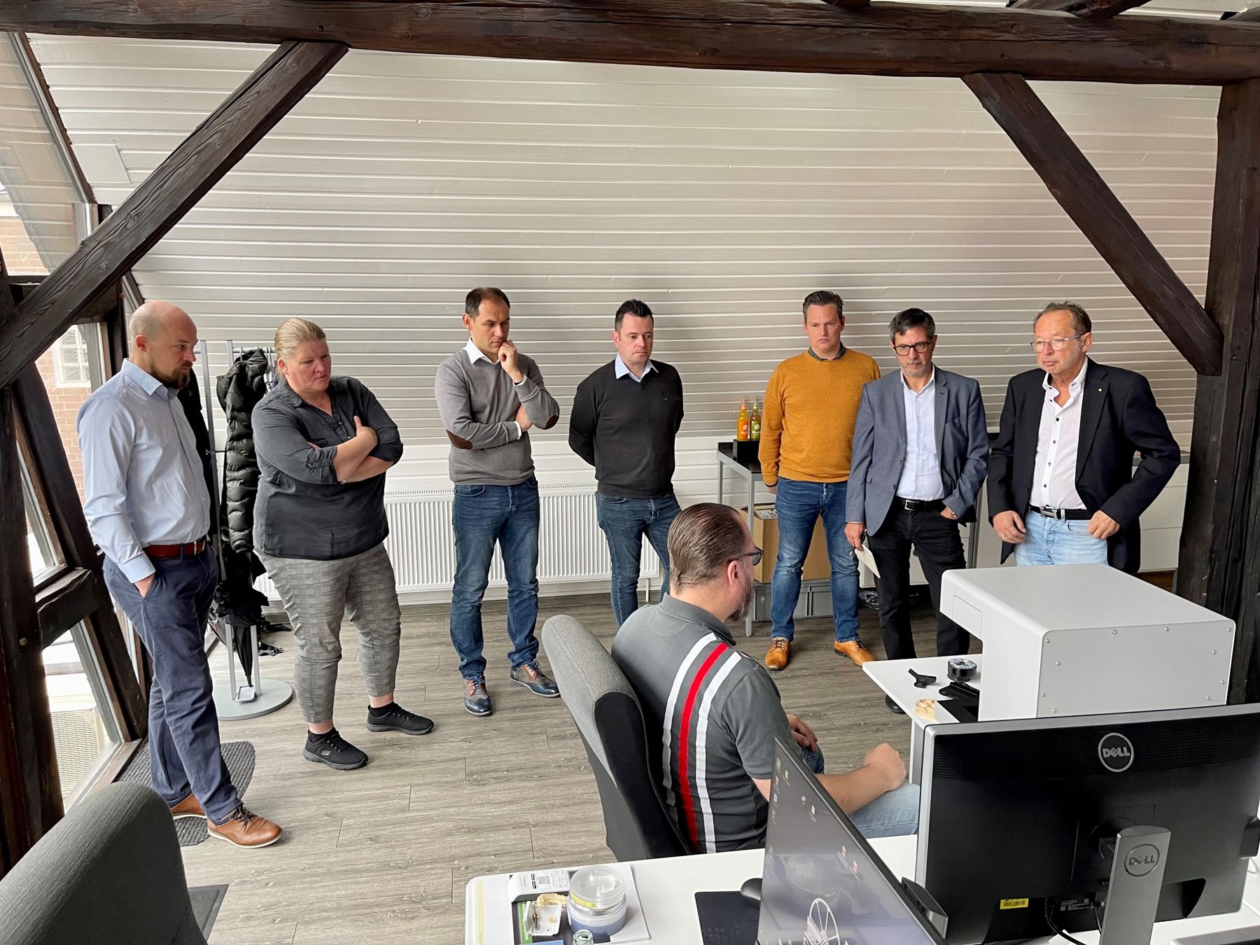 Arbeit an der Werkbank in der Fjordstars-Werkstatt