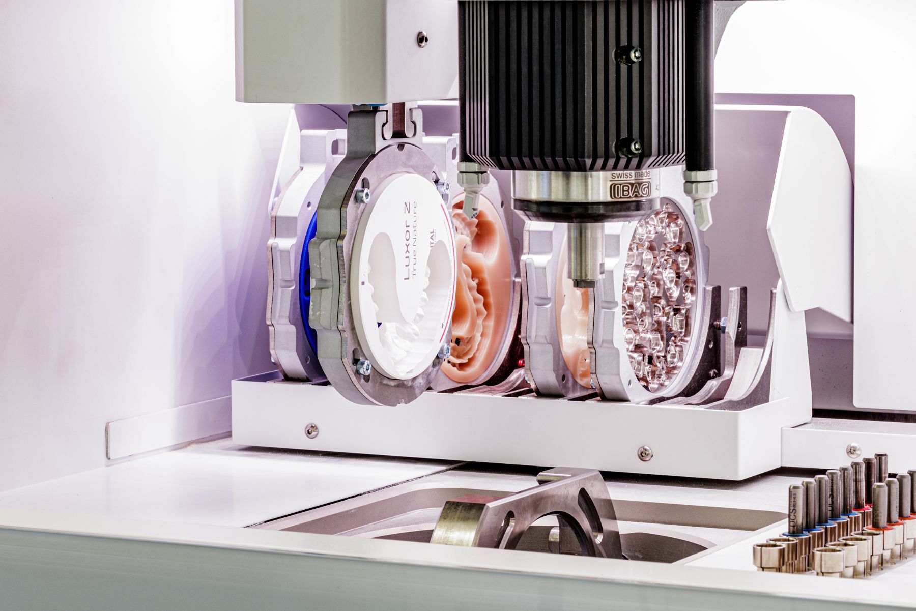 Fräsmaschine im Betrieb mit eingespannter Zirkonronde